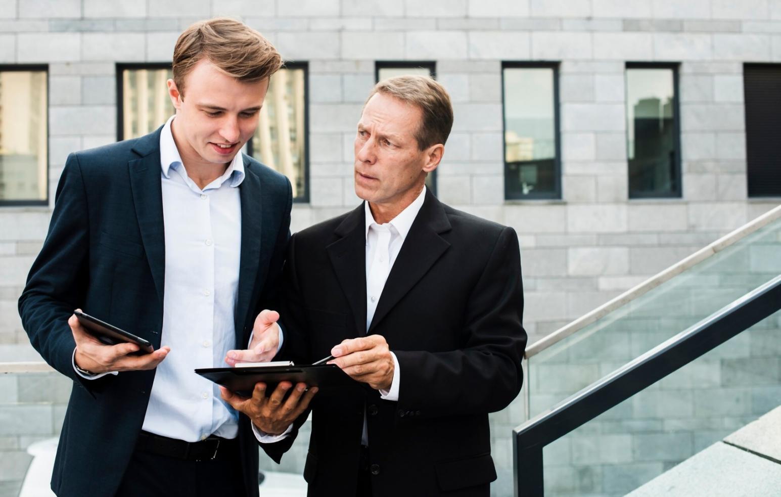 Modernes Büro mit Finanzanalyse-Arbeitsplätzen und professioneller Ausstattung